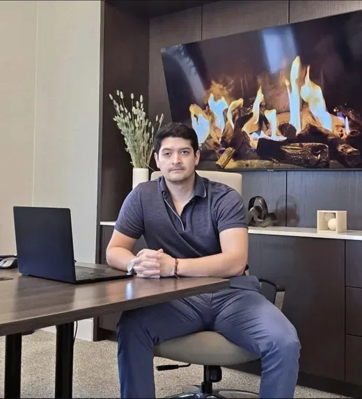 Gustavo Lopez, fundador da Forever Aggregates, sentado a uma mesa com um notebook